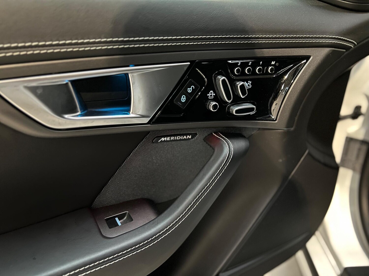 Used Jaguar F-Type for sale - 76658922: Photo 15