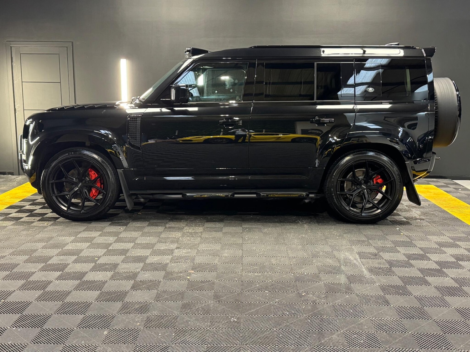 Used Land Rover Defender 110 for sale - 76965196: Photo 4