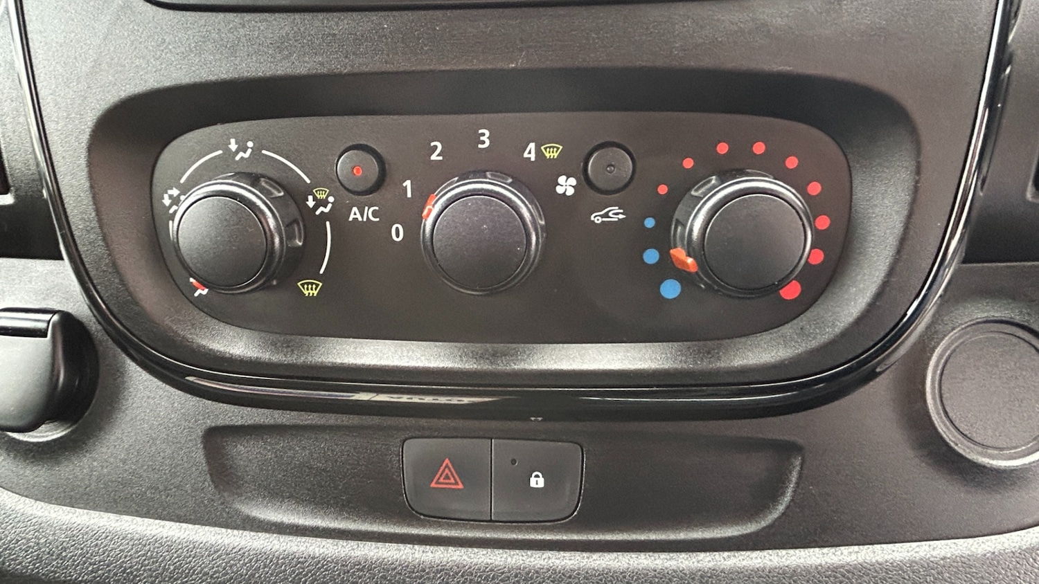 Used Vauxhall Vivaro 2016 for sale - 77077398: Photo 5