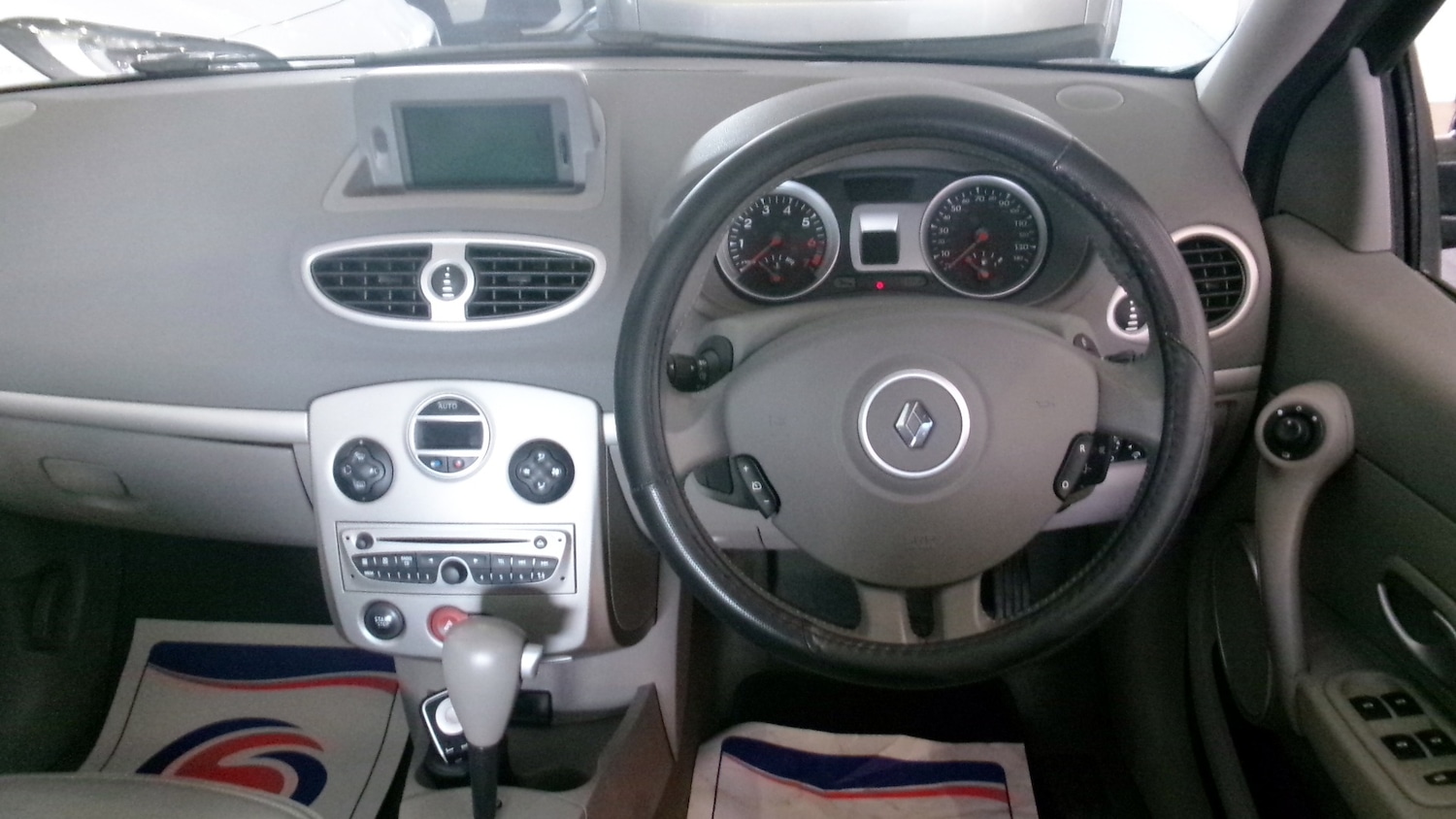 Used Renault Clio 2009 for sale - 76384726: Photo 5