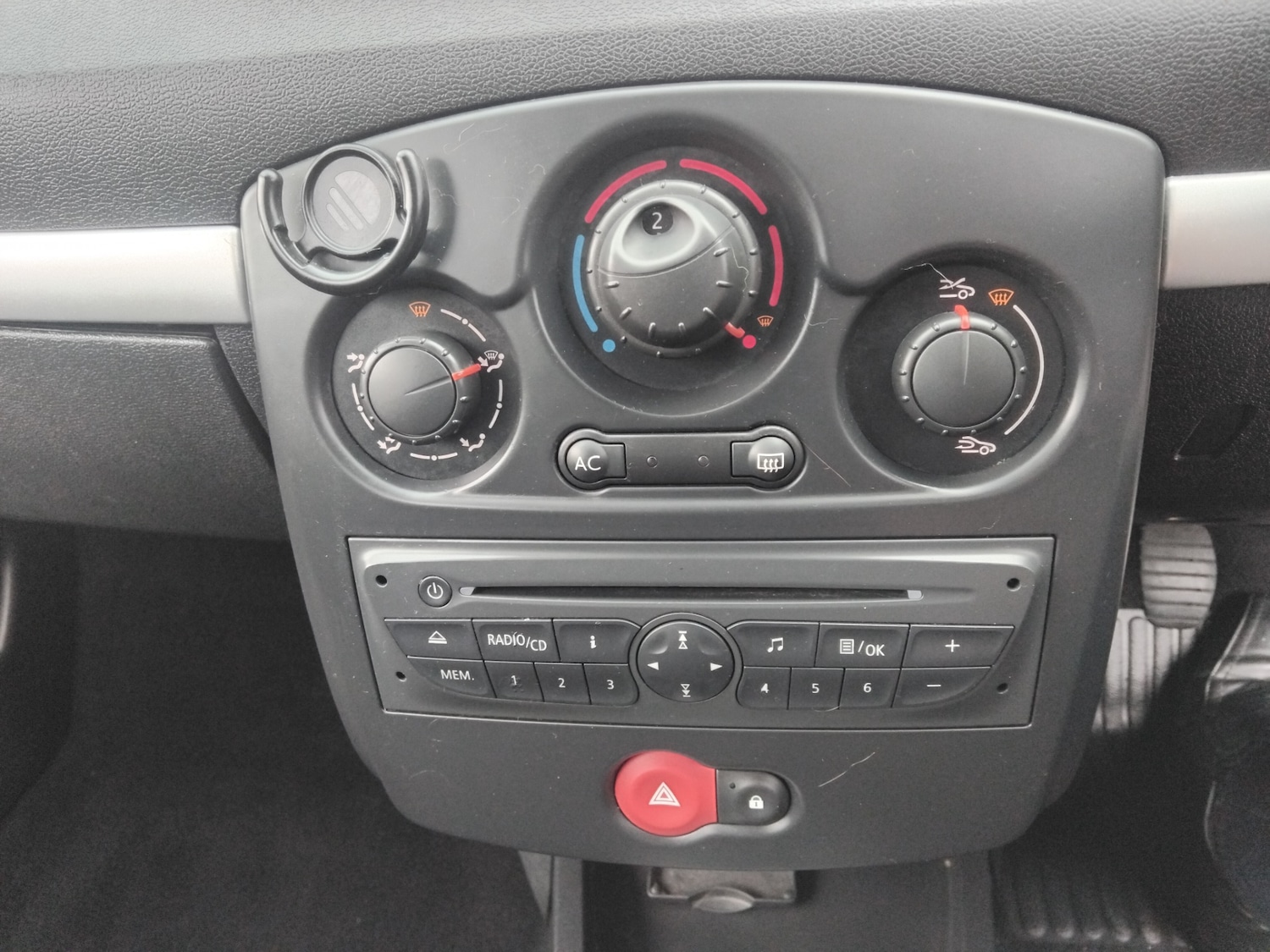 Used Renault Clio 2010 for sale - 76436584: Photo 12