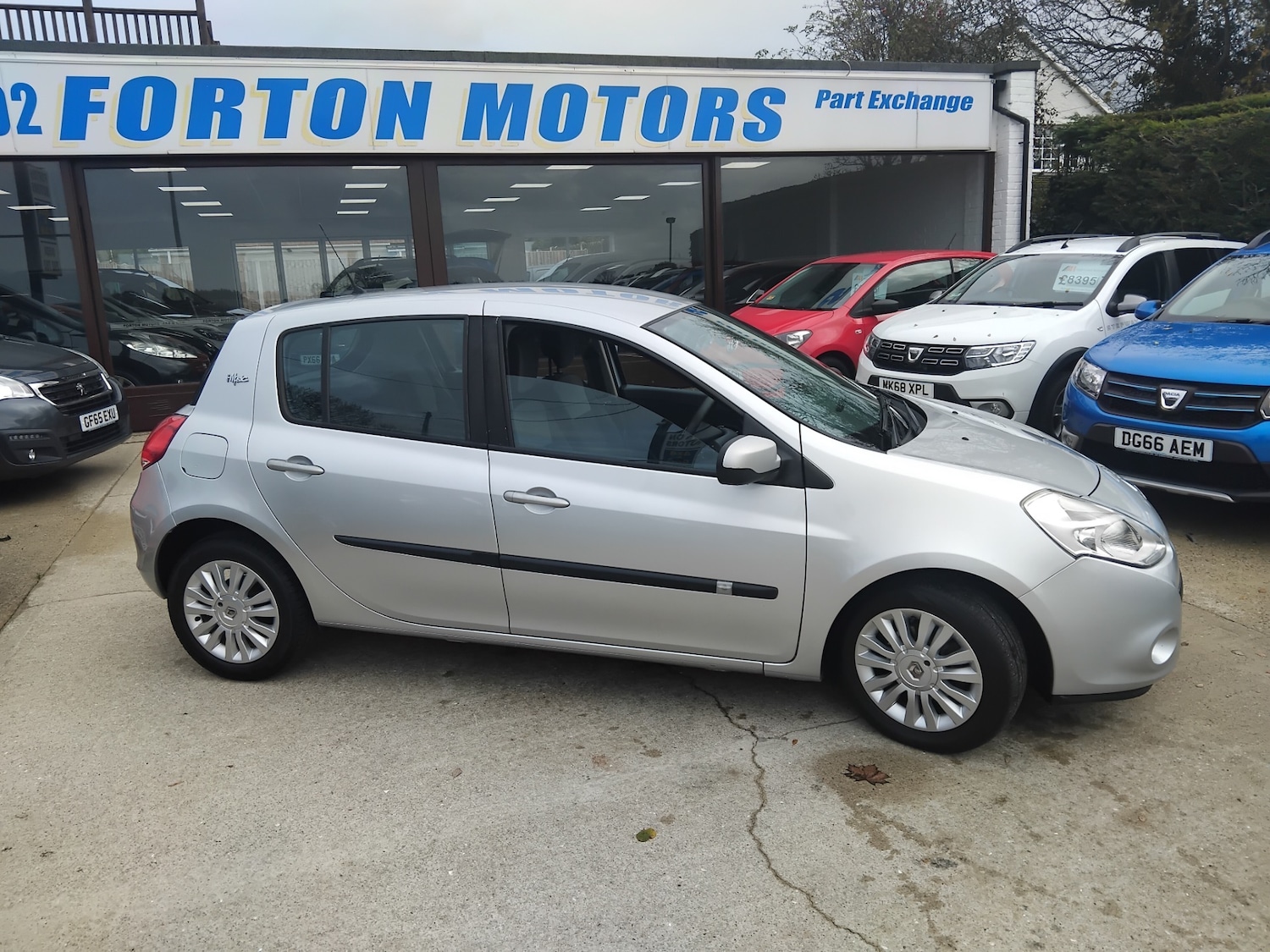 Used Renault Clio 2010 for sale - 76436584: Photo 2