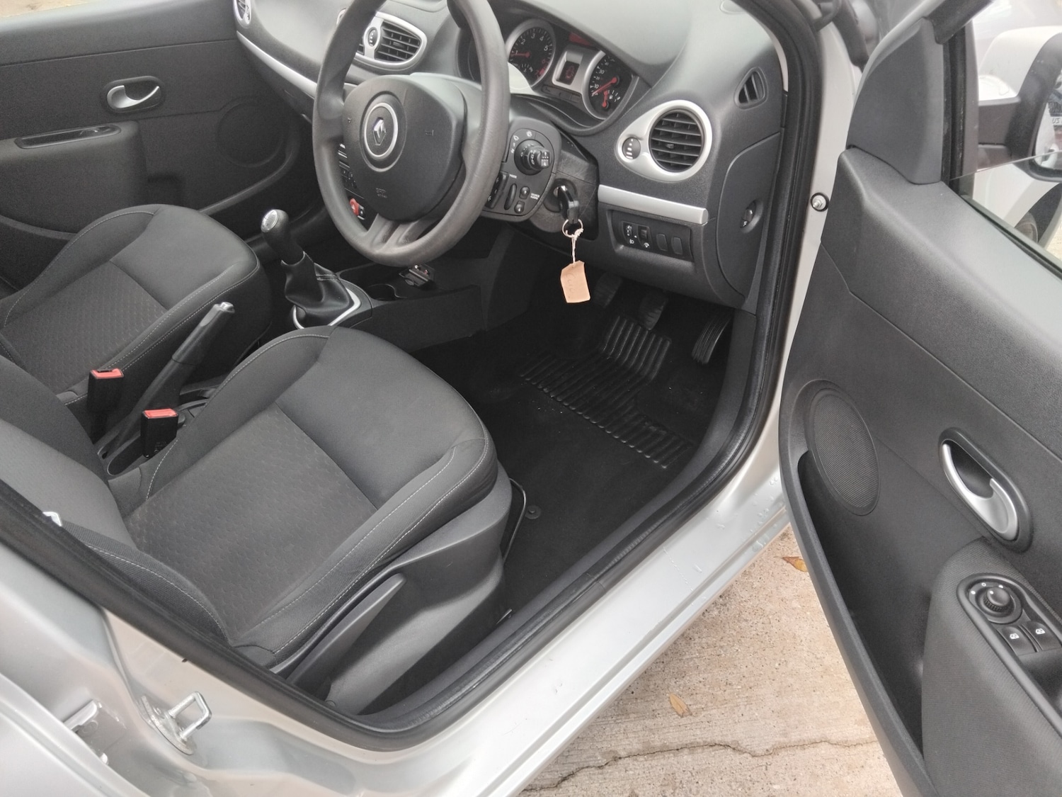 Used Renault Clio 2010 for sale - 76436584: Photo 9