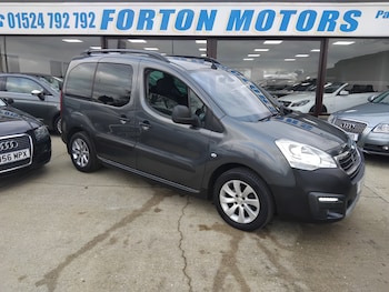 2017 (17) - 1.6 BlueHDi 100 OUTDOOR MPV ONE FORMER KEEPER 87,000 MLS FULL HISTORY 5-Door