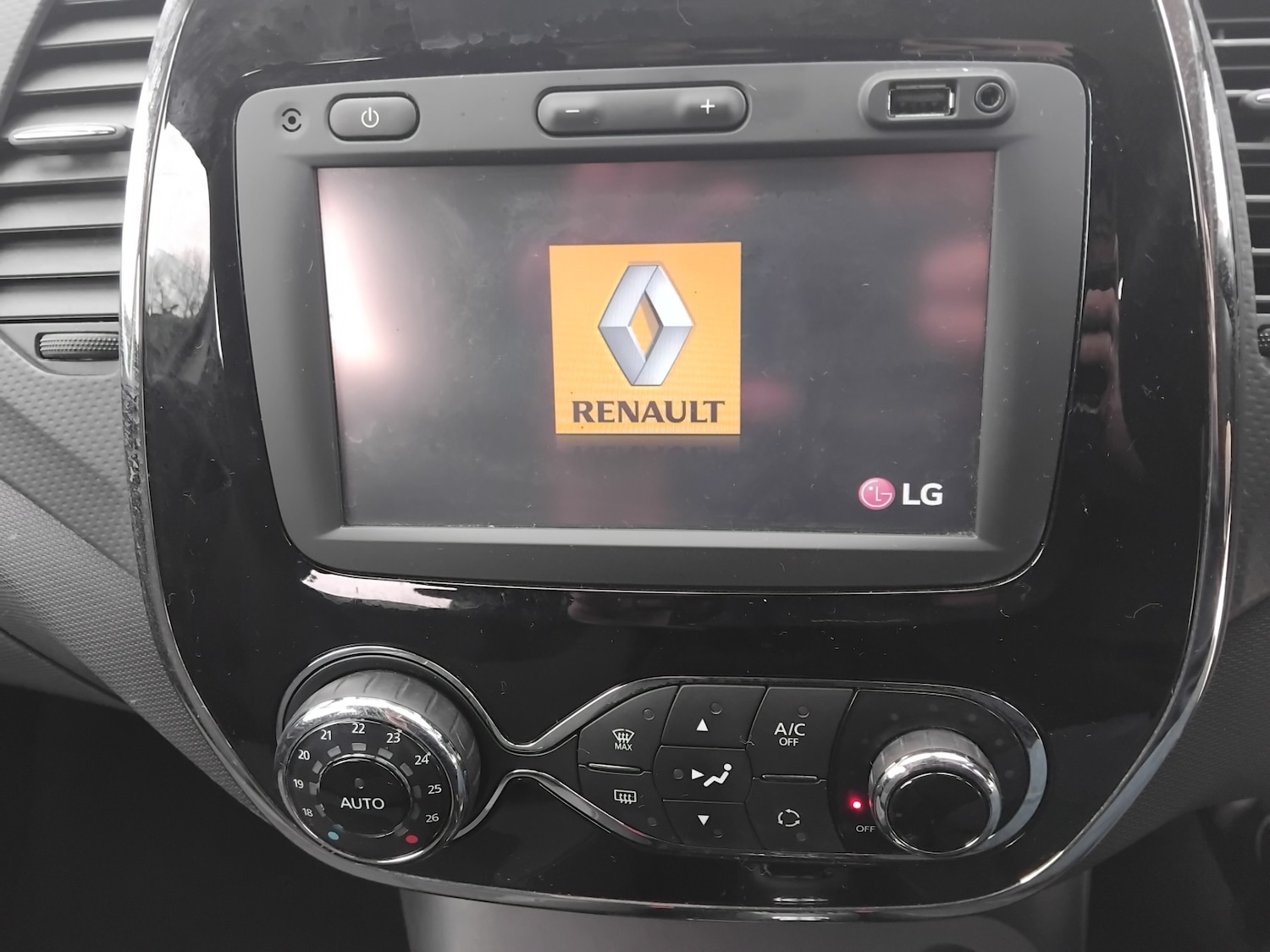 Used Renault Captur 2015 for sale - 76436597: Photo 19