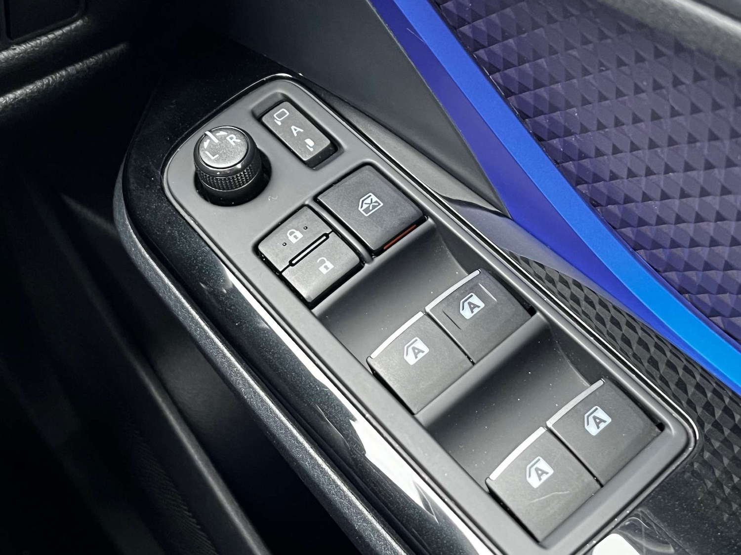 Used Toyota C-HR 2017 for sale - 77392219: Photo 64