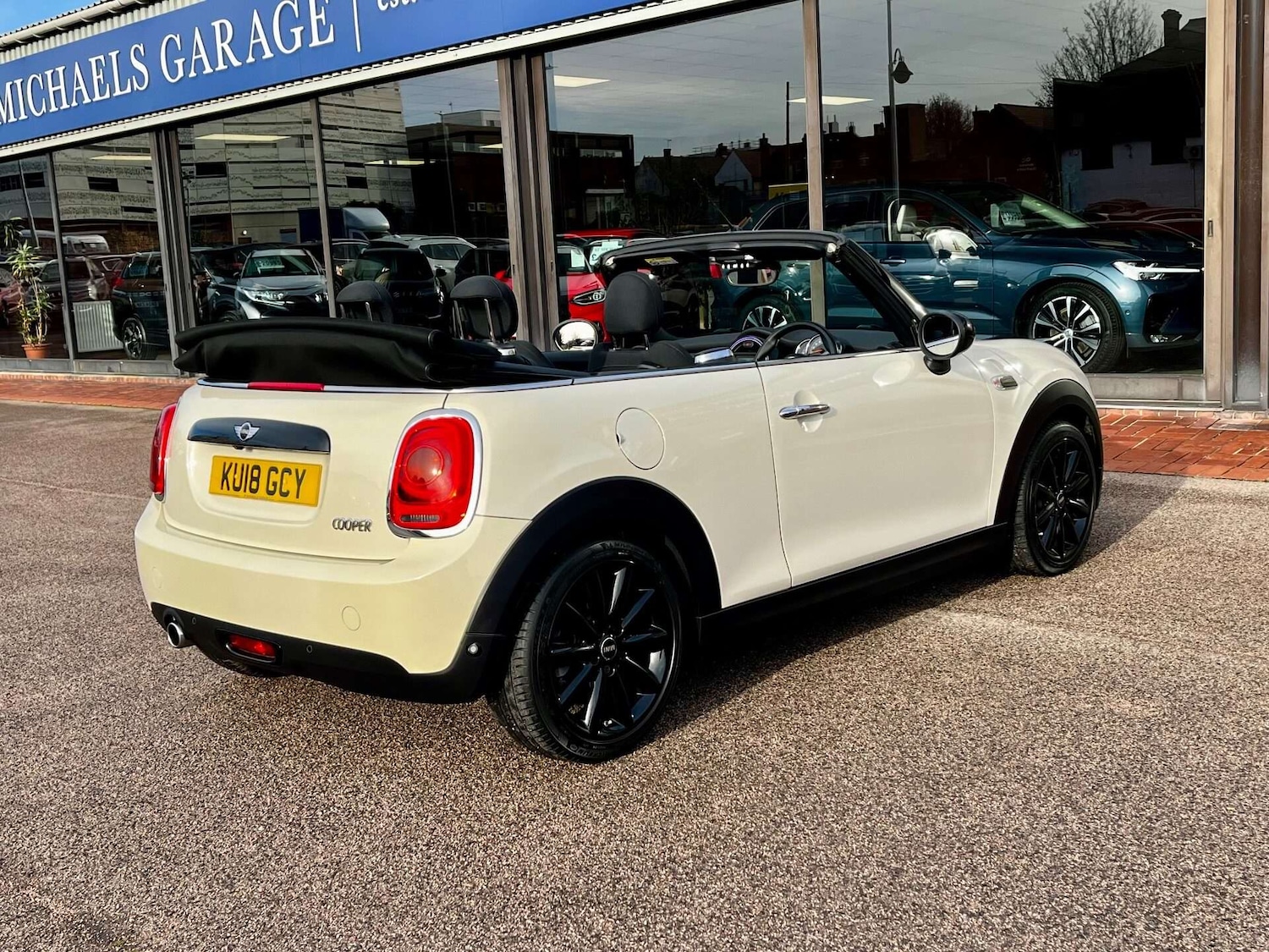 Used MINI Convertible 2018 for sale - 76905237: Photo 9