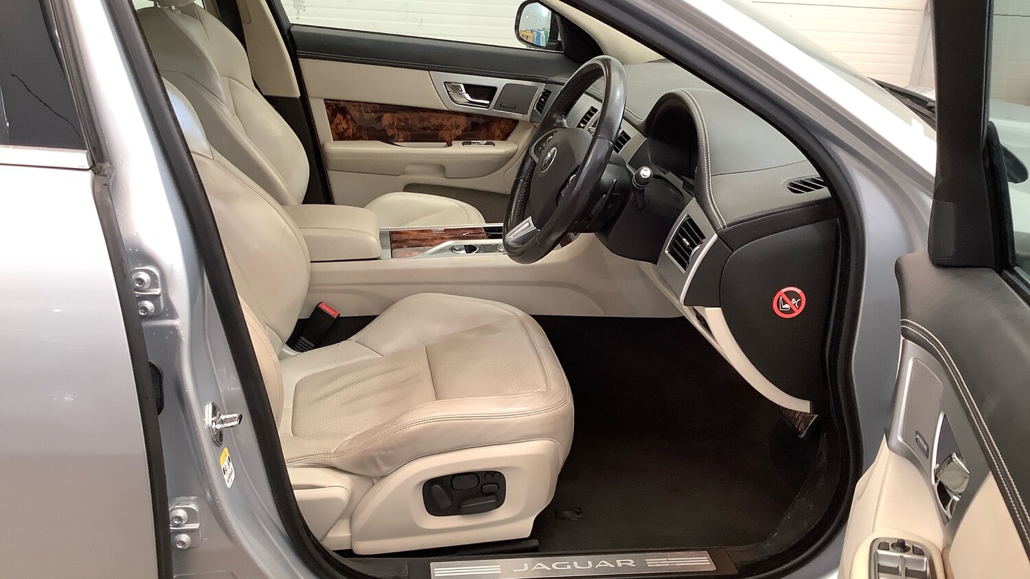 Used Jaguar XF 2014 for sale - 77764054: Photo 8