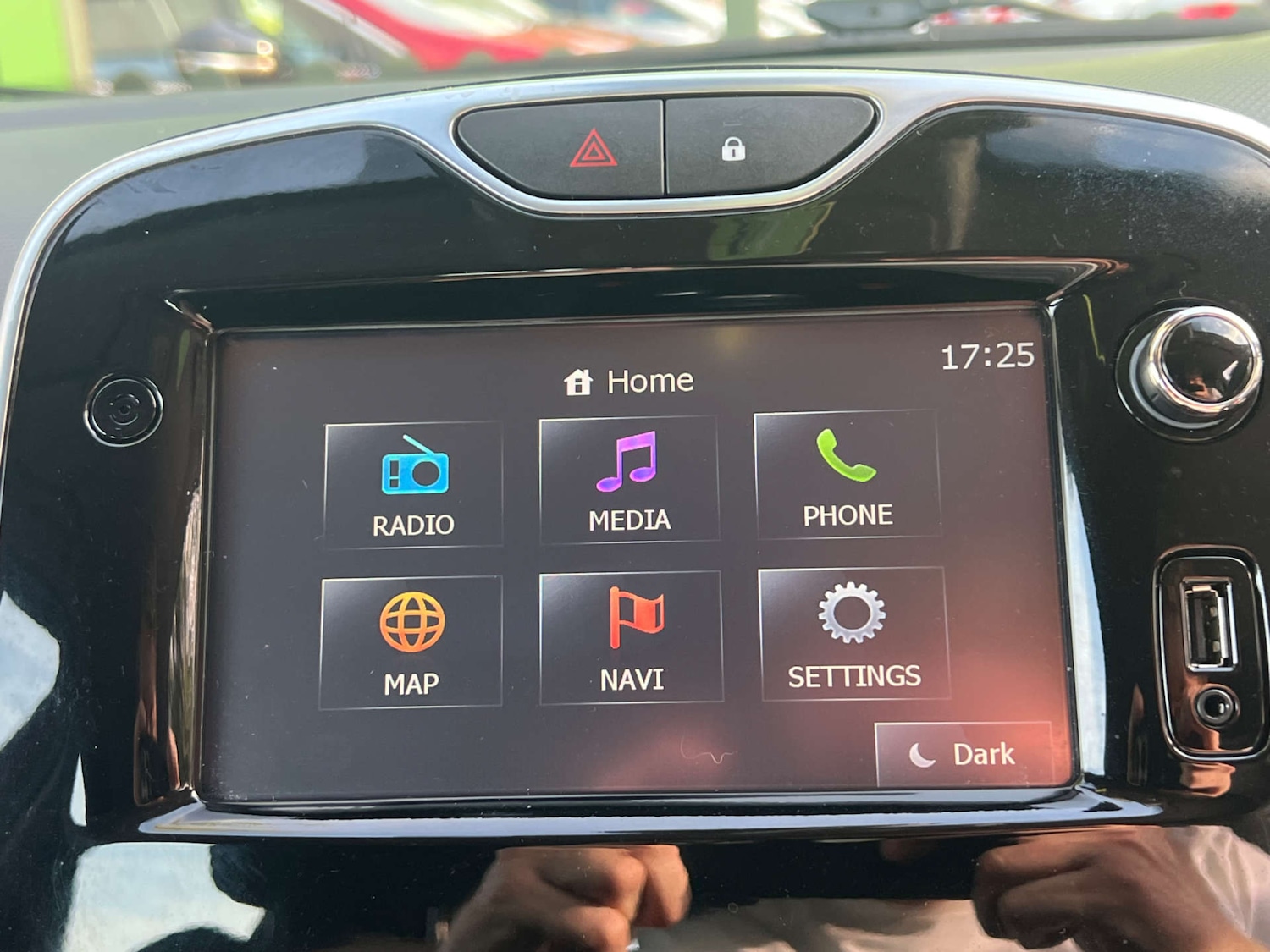 Used Renault Clio 2015 for sale - 76444744: Photo 16