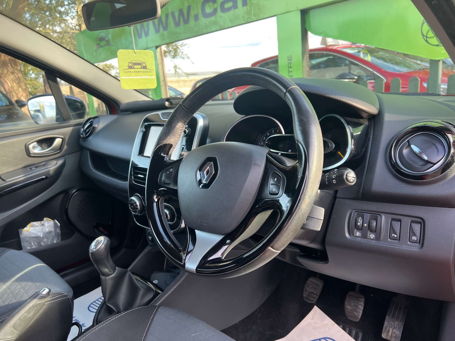 Used Renault Clio 2015 for sale - 76444744: Photo 2