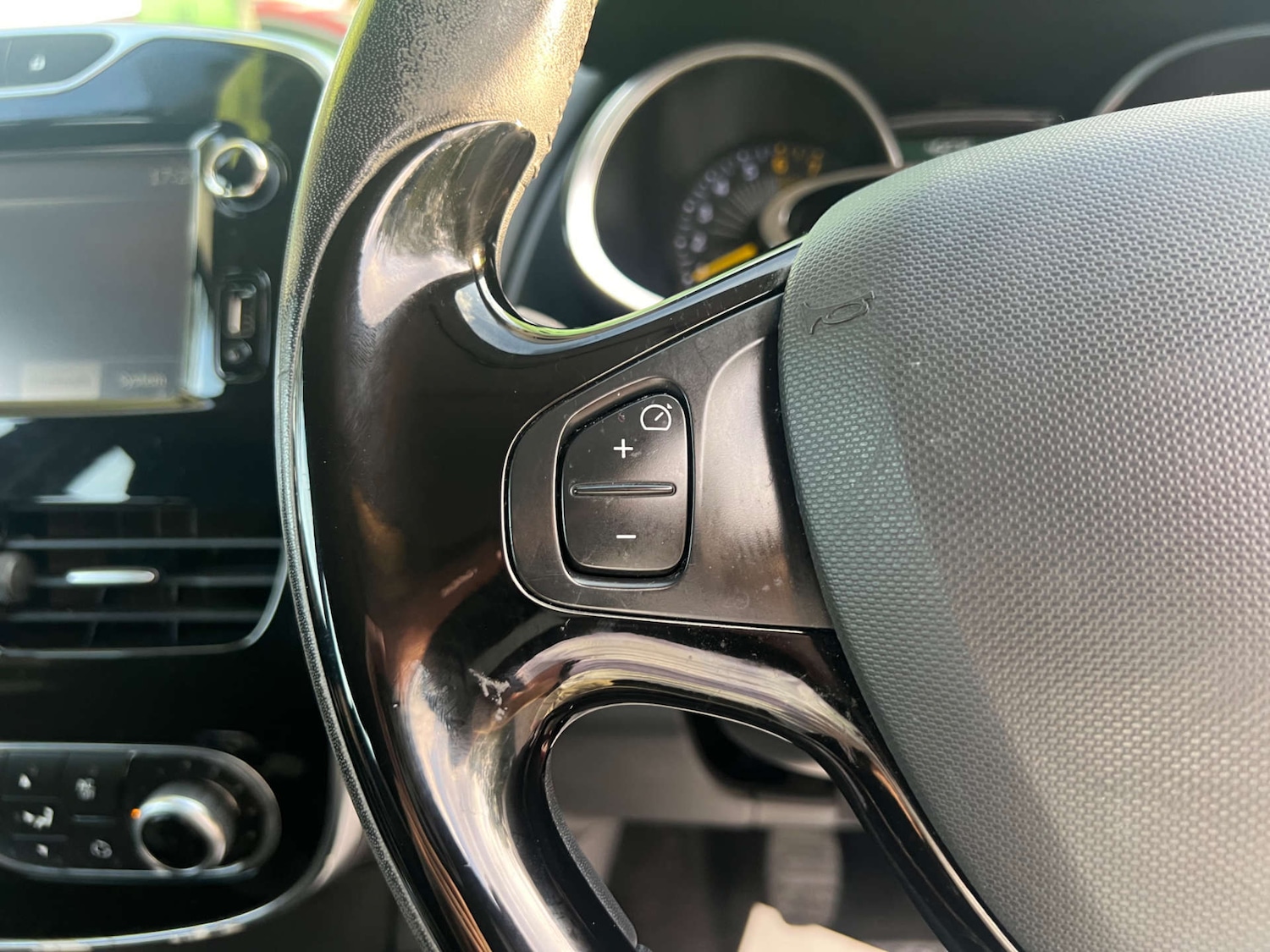 Used Renault Clio 2015 for sale - 76444744: Photo 28