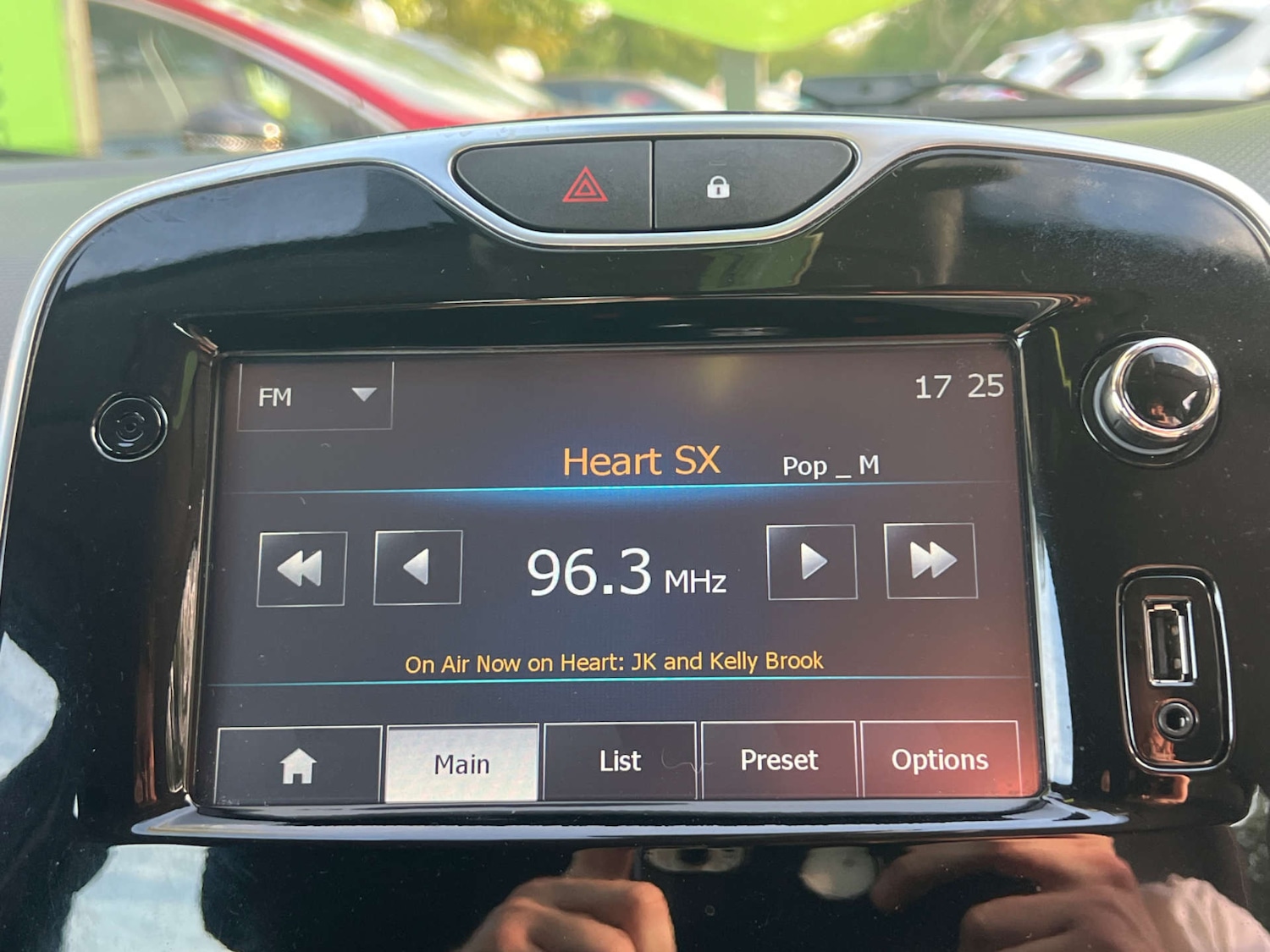 Used Renault Clio 2015 for sale - 76444744: Photo 3