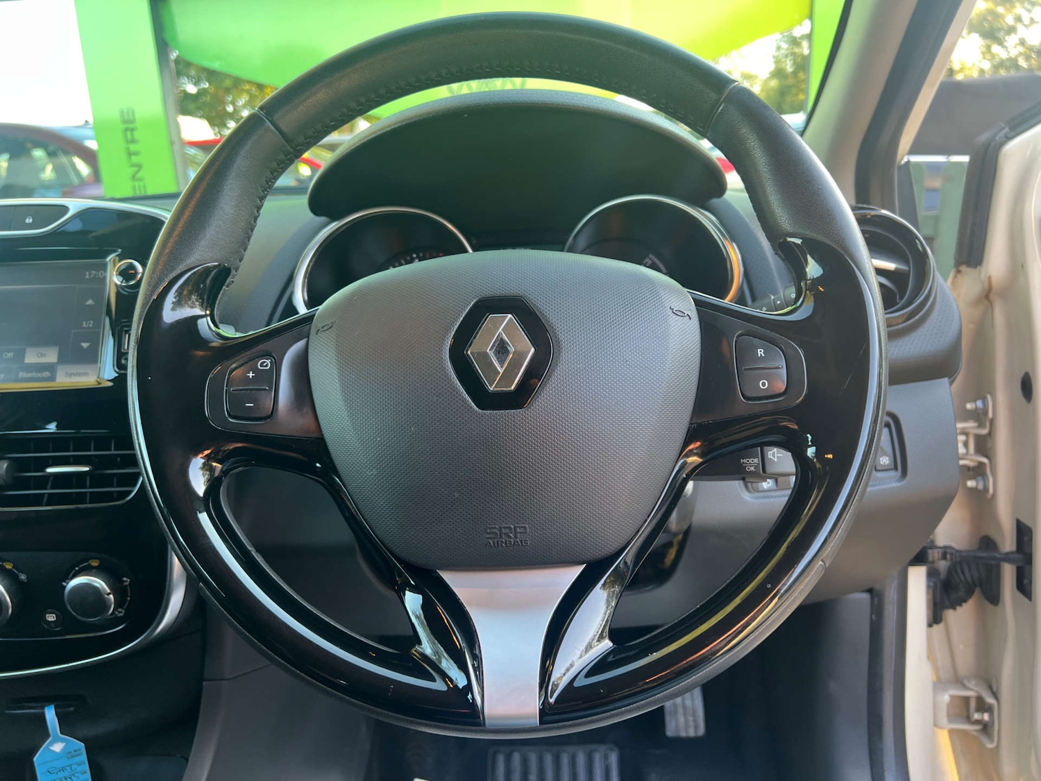 Used Renault Clio 2015 for sale - 76023091: Photo 30
