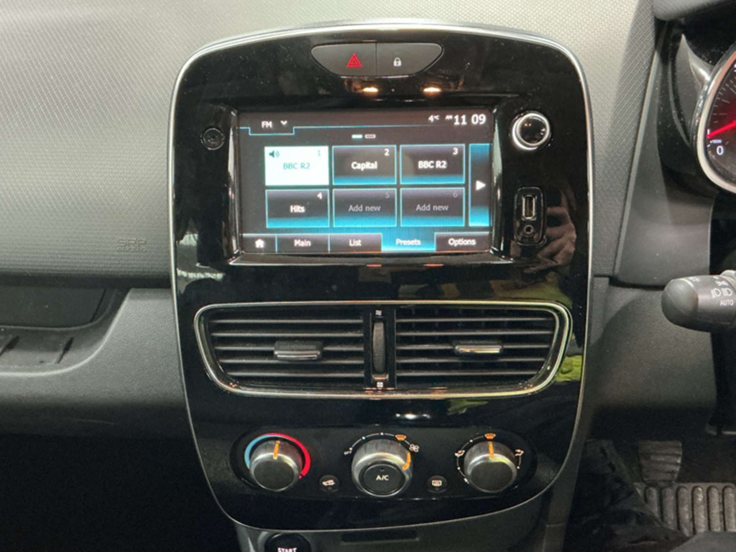 Used Renault Clio 2017 for sale - 77276657: Photo 2