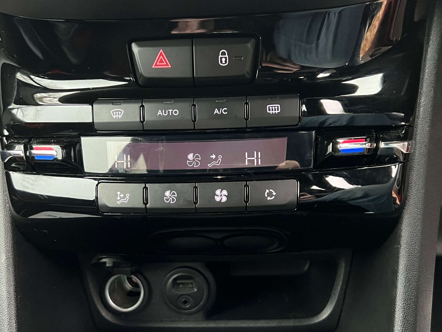 Used Peugeot 208 2014 for sale - 76023101: Photo 24