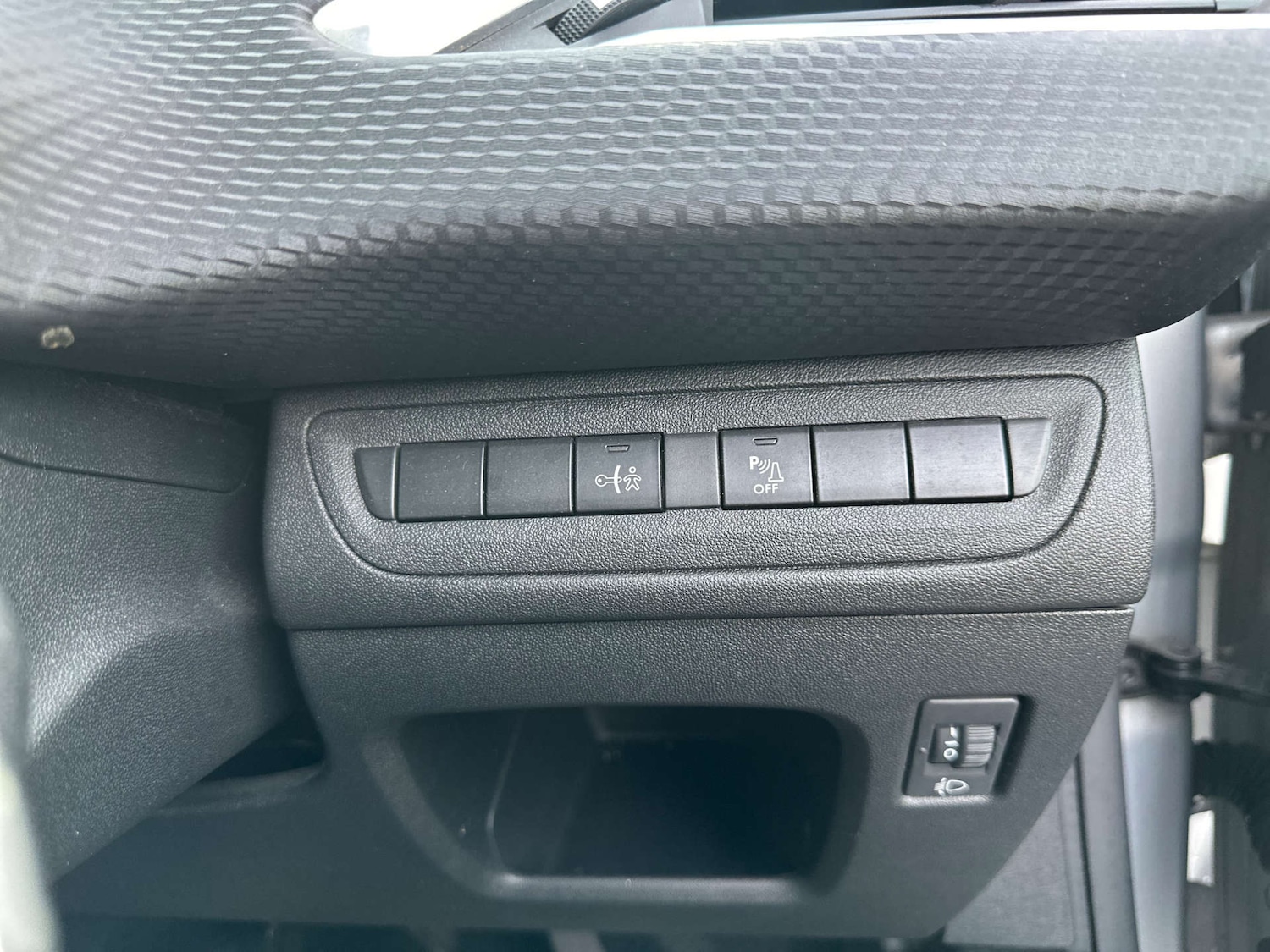 Used Peugeot 208 2017 for sale - 77058492: Photo 31