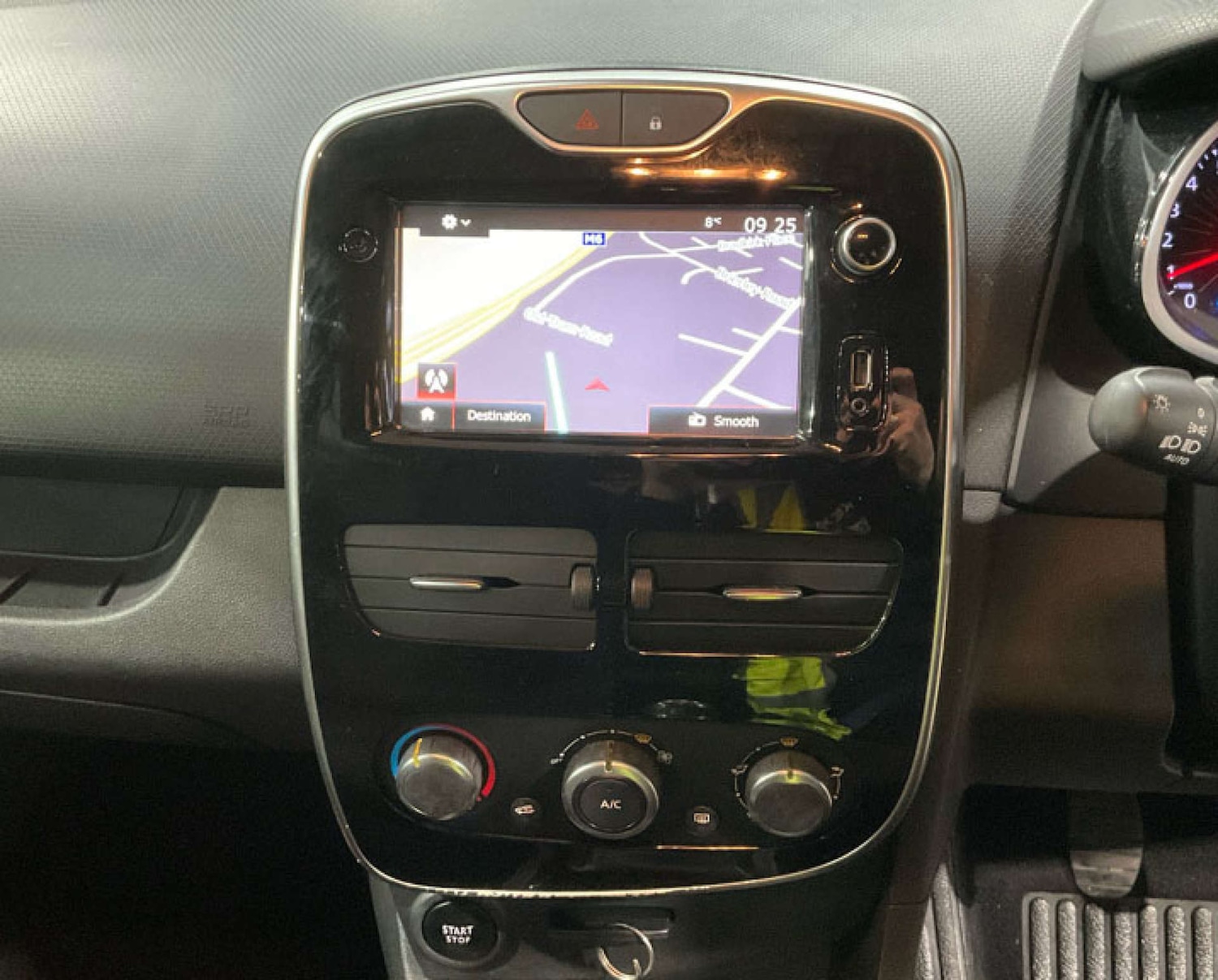 Used Renault Clio 2016 for sale - 76846826: Photo 2