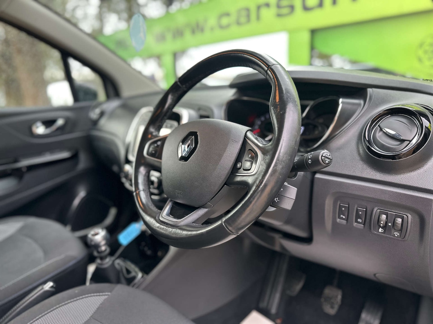 Used Renault Captur 2017 for sale - 76263546: Photo 2