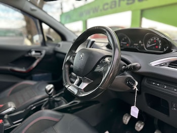 Used Peugeot 2008 2017 for sale - 77058502: Photo