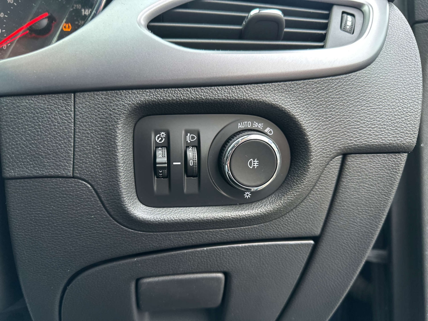 Used Vauxhall Astra 2017 for sale - 77921647: Photo 28