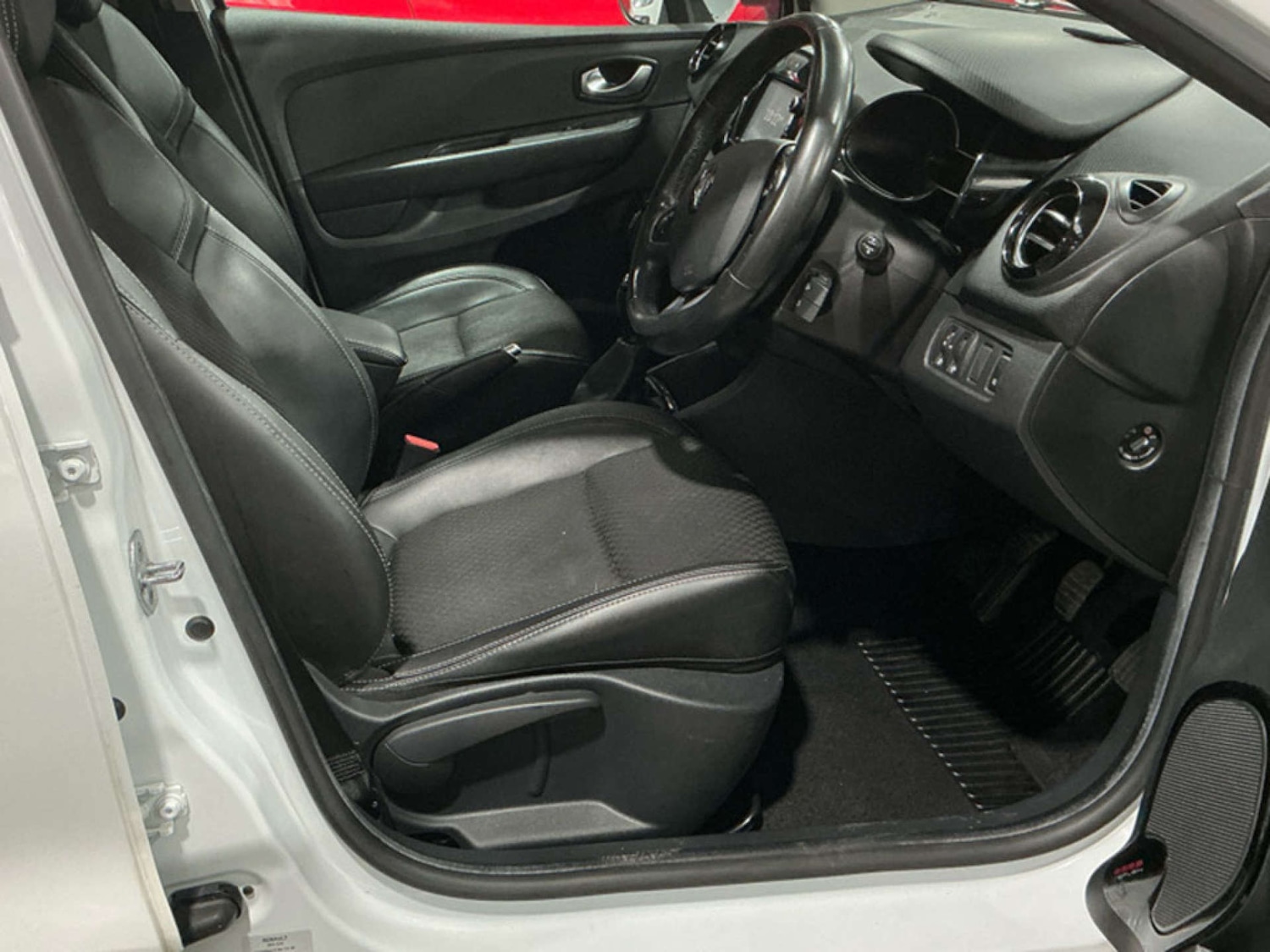 Used Renault Clio 2018 for sale - 77933957: Photo 3