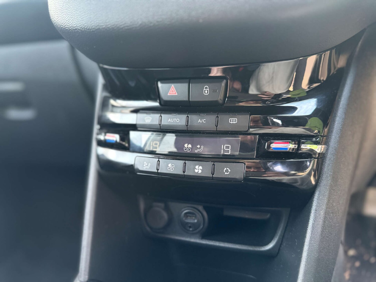 Used Peugeot 208 2014 for sale - 77336930: Photo 20