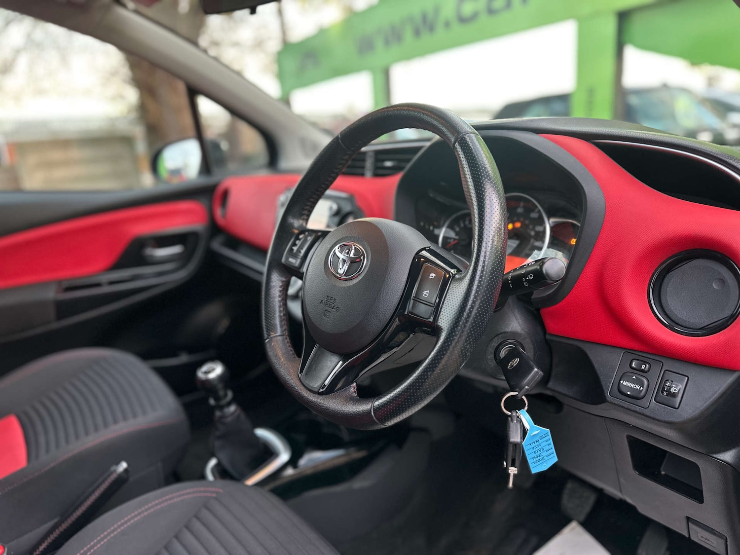 Used Toyota Yaris 2015 for sale - 76878105: Photo 2