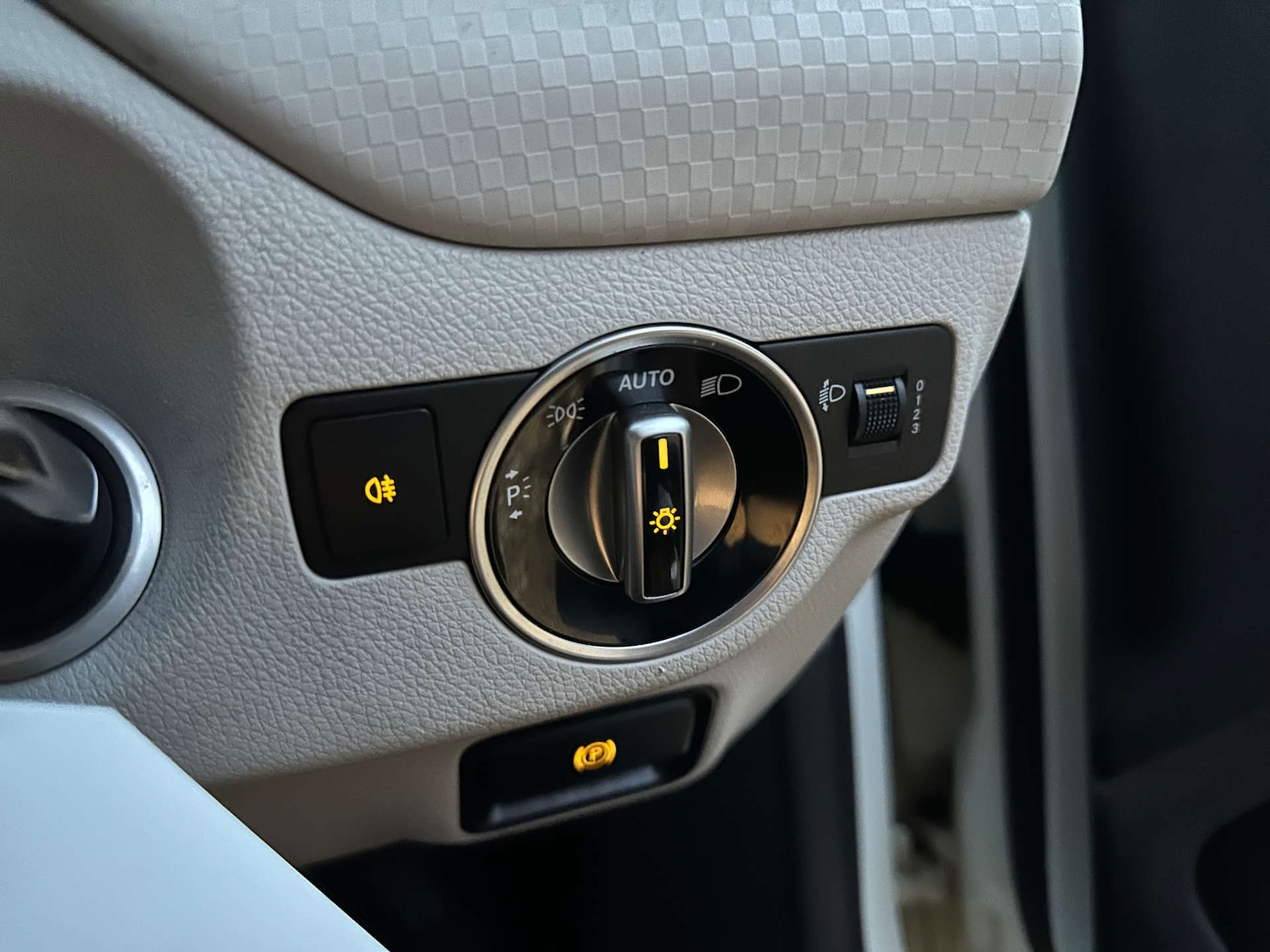 Used Mercedes-Benz A-Class 2017 for sale - 76520347: Photo 28