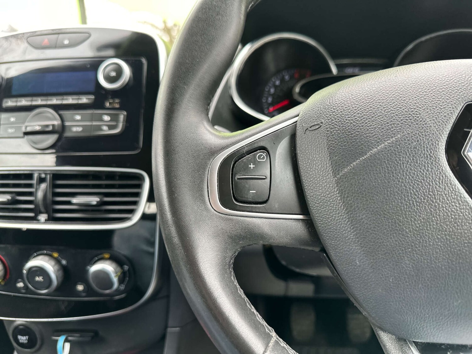 Used Renault Clio 2019 for sale - 77531854: Photo 28