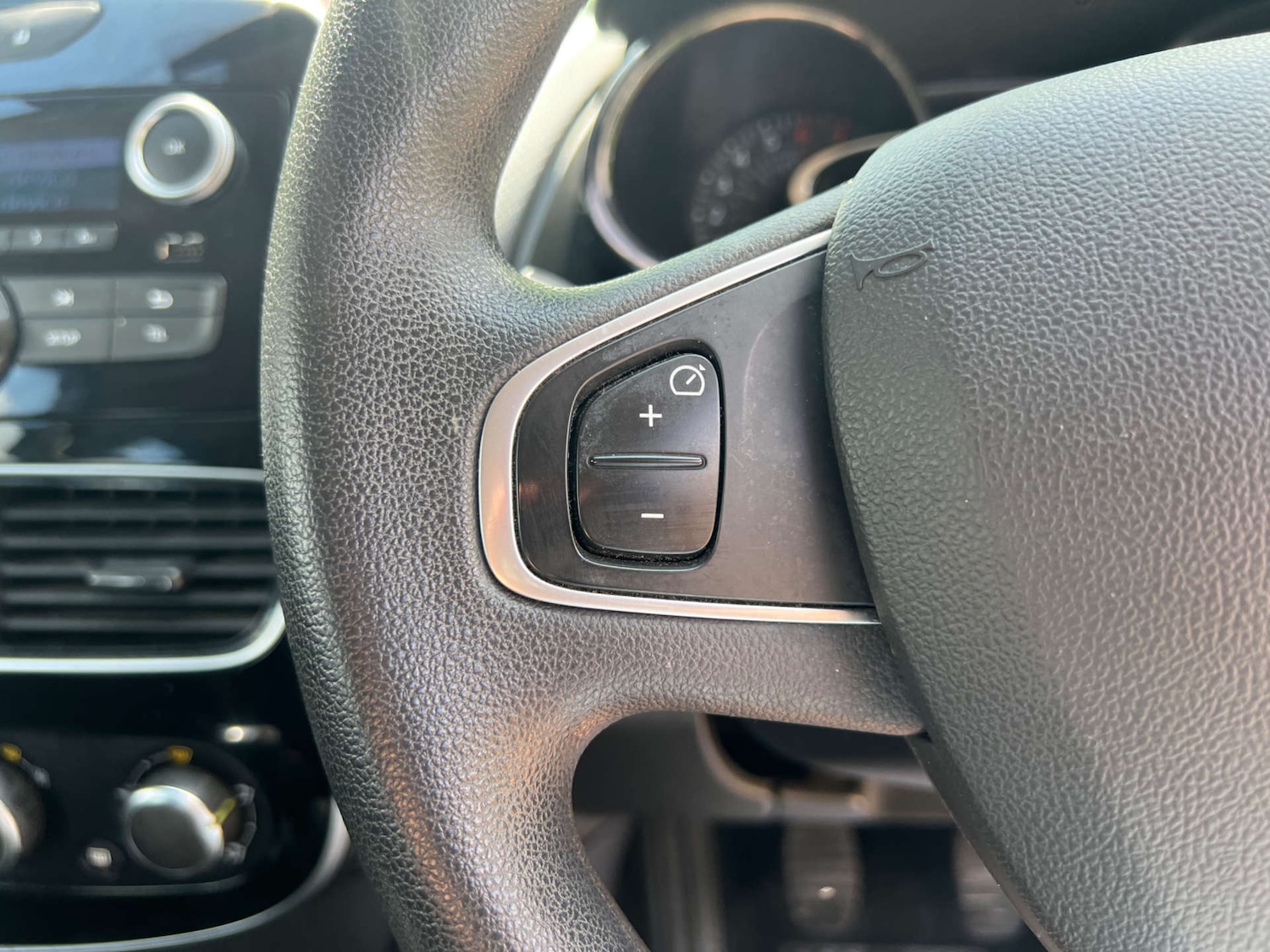Used Renault Clio 2018 for sale - 76046397: Photo 24