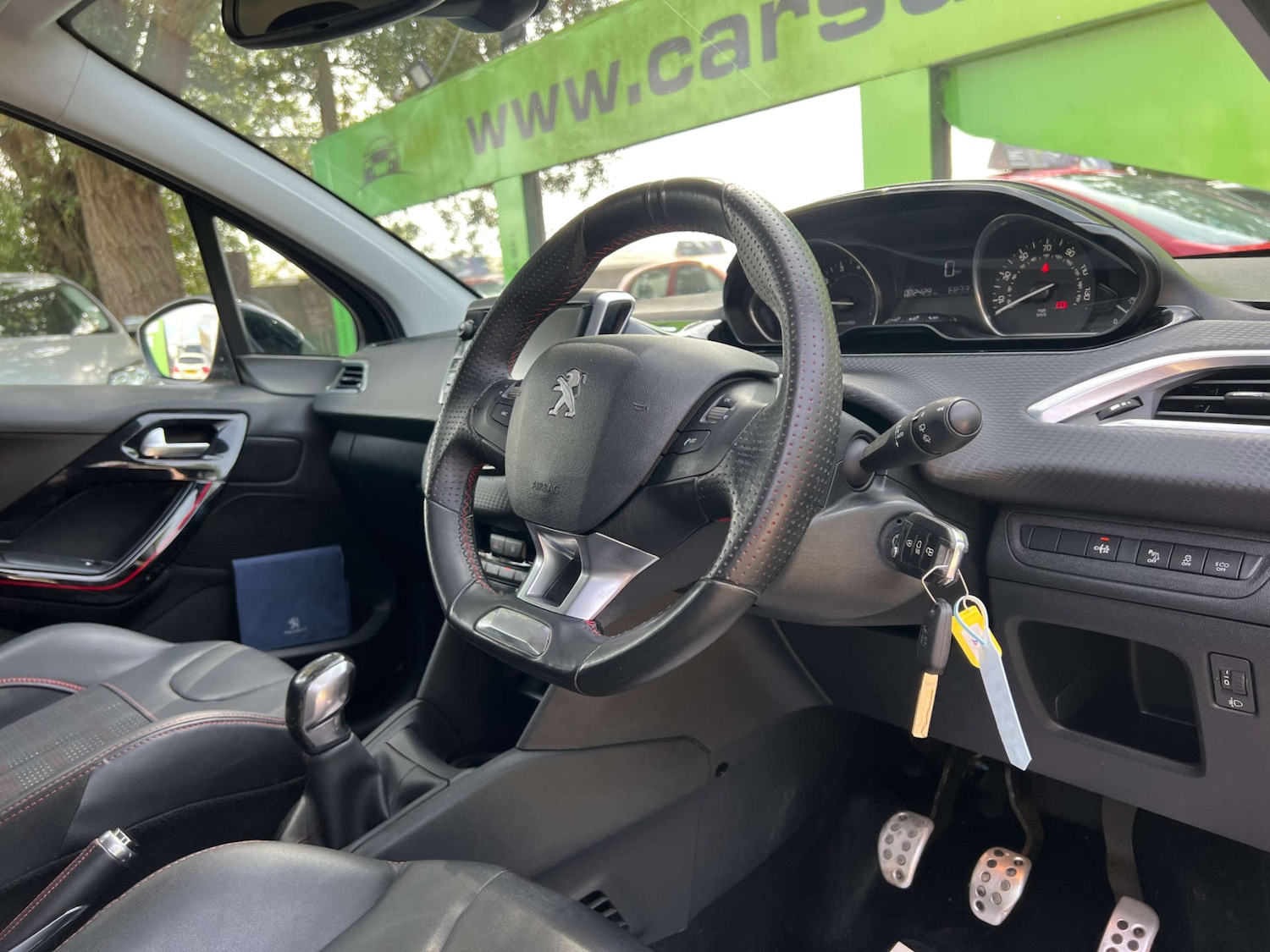 Used Peugeot 208 2015 for sale - 76427170: Photo 2