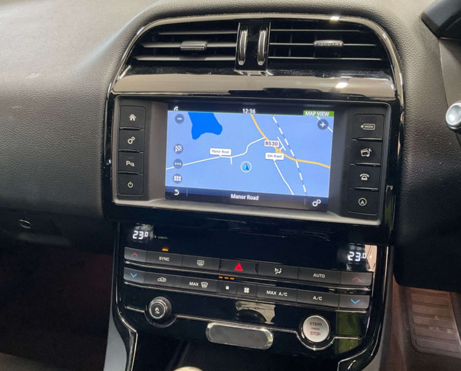 Used Jaguar XE 2016 for sale - 76757916: Photo 2