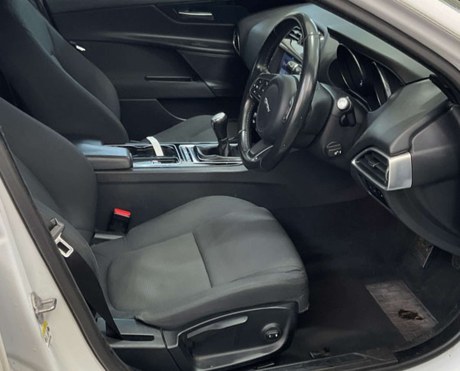 Used Jaguar XE 2016 for sale - 76757916: Photo 3