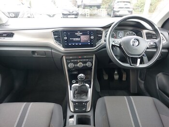 Used Volkswagen T-Roc 2018 for sale - 76983105: Photo