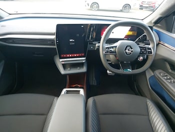 Used Renault Scenic E-Tech 2024 for sale - 76221267: Photo 2