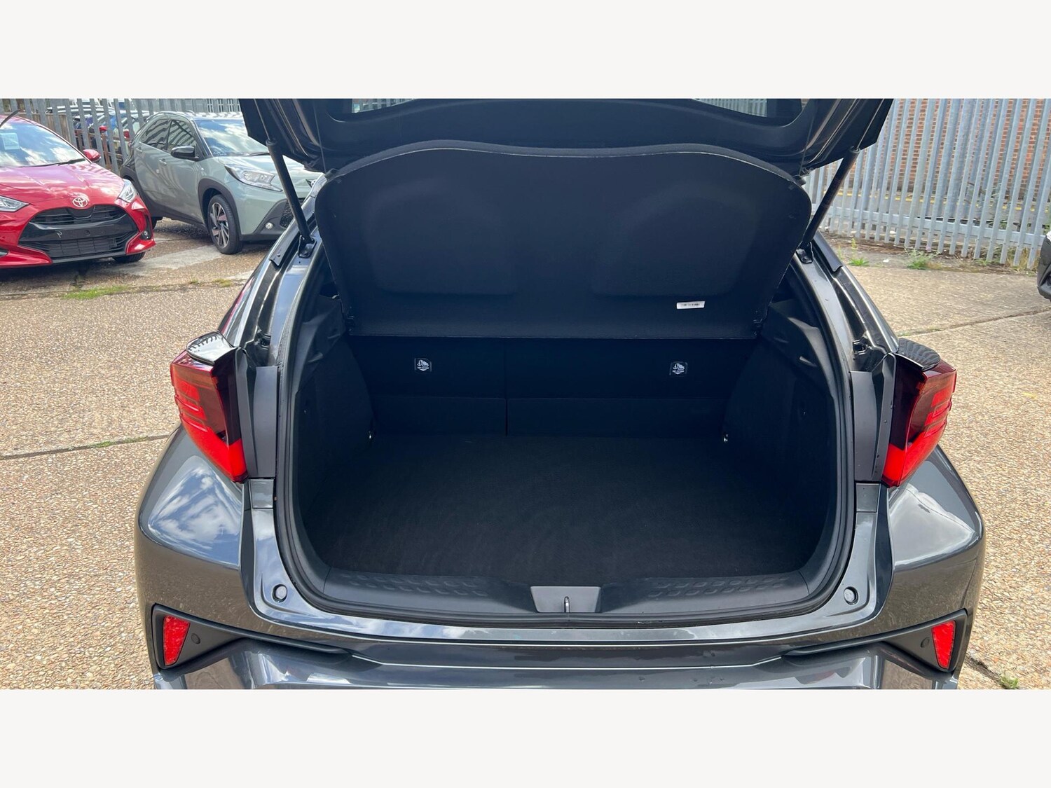 Used Toyota C-HR 2023 for sale - 76801009: Photo 16