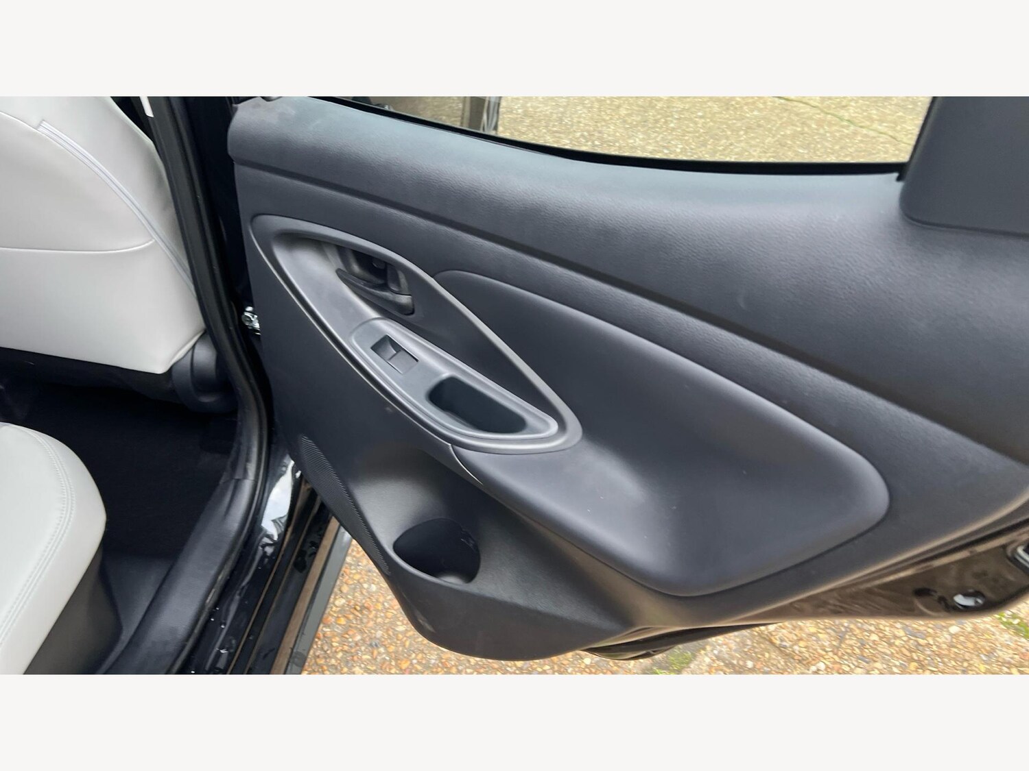 Used Toyota Yaris 2022 for sale - 76976781: Photo 32