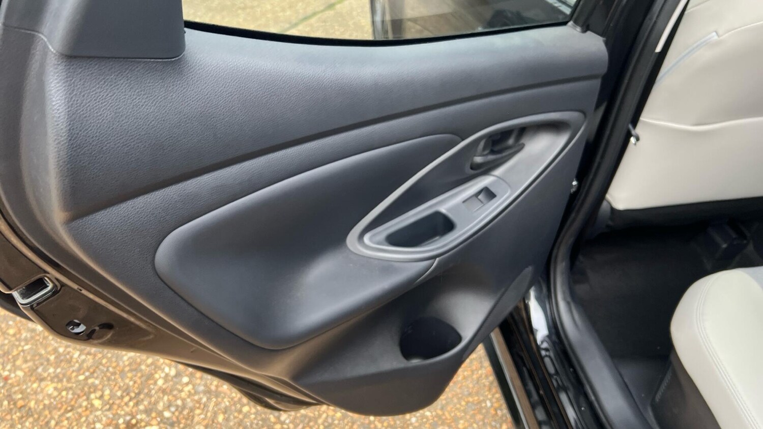 Used Toyota Yaris 2022 for sale - 76976781: Photo 33