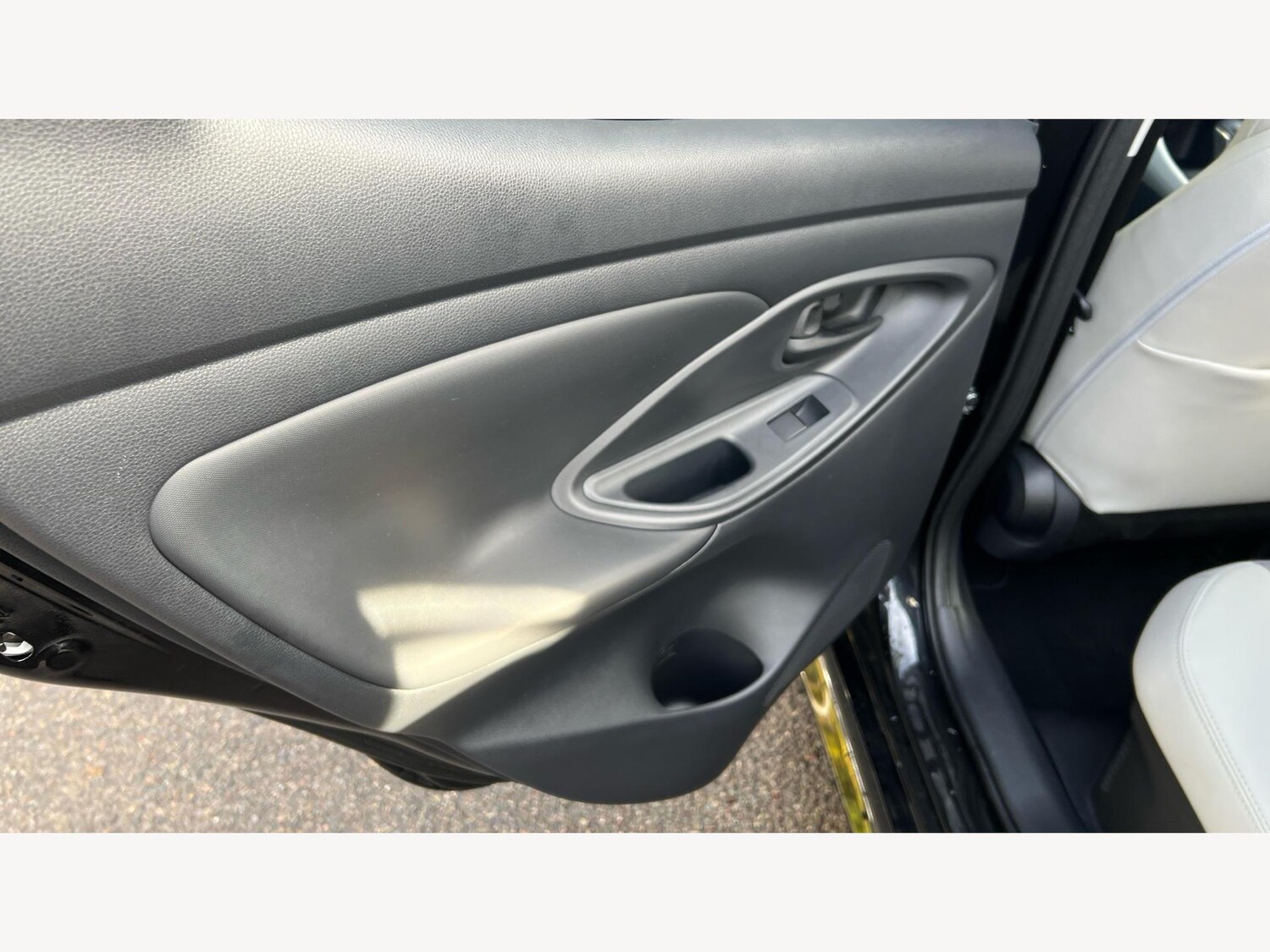 Used Toyota Yaris for sale - 77074379: Photo 32