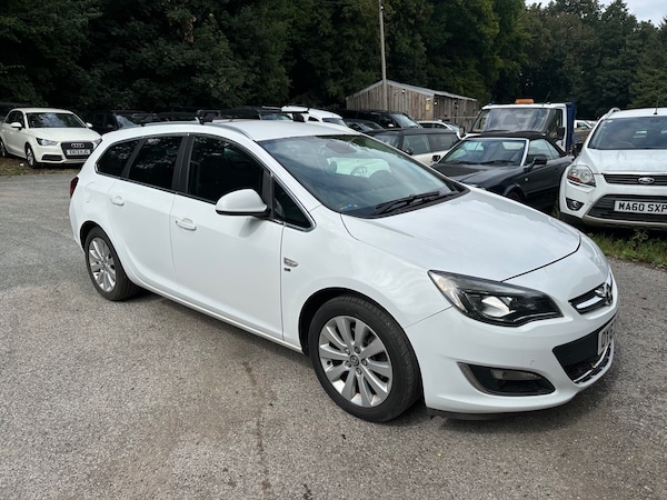 Cheap Vauxhall Astra 2013 (63) - 1.7 CDTi 16V ecoFLEX SE 5dr [Start Stop] spares or repairs for sale in Little Kingshill, Buckinghamshire