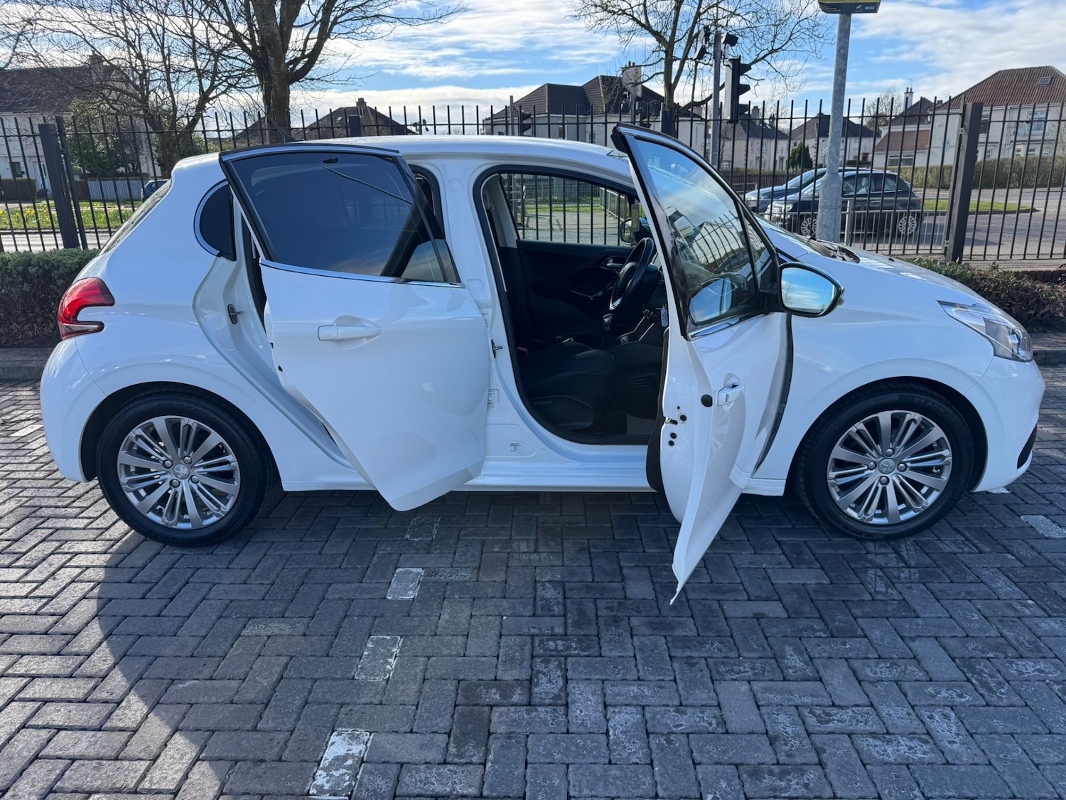 Used Peugeot 208 2016 for sale - 76430623: Photo 5