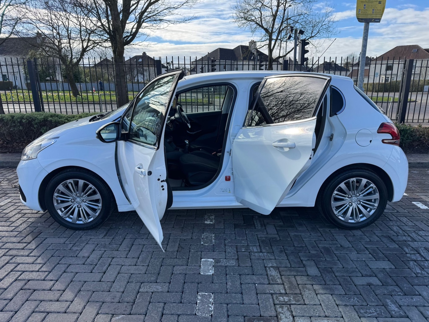 Used Peugeot 208 2016 for sale - 76430623: Photo 6