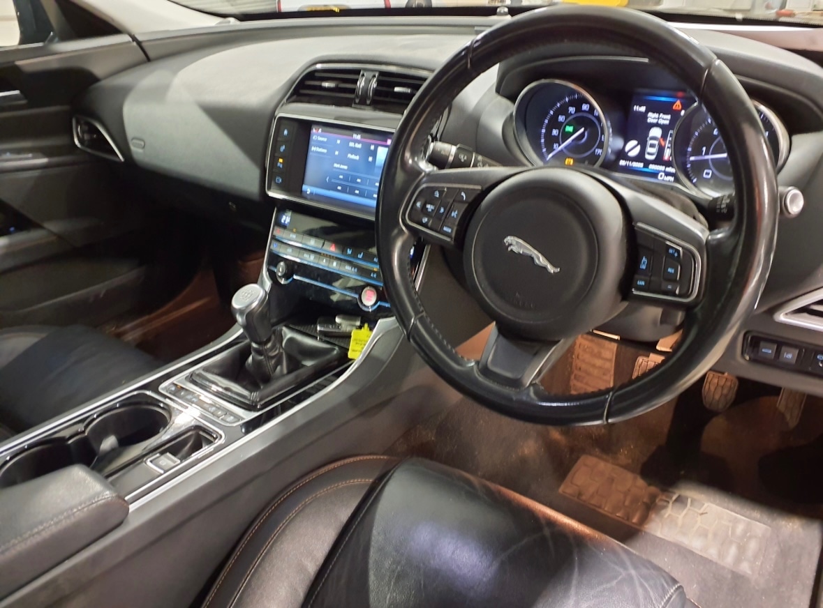 Used Jaguar XE 2015 for sale - 76818149: Photo 3