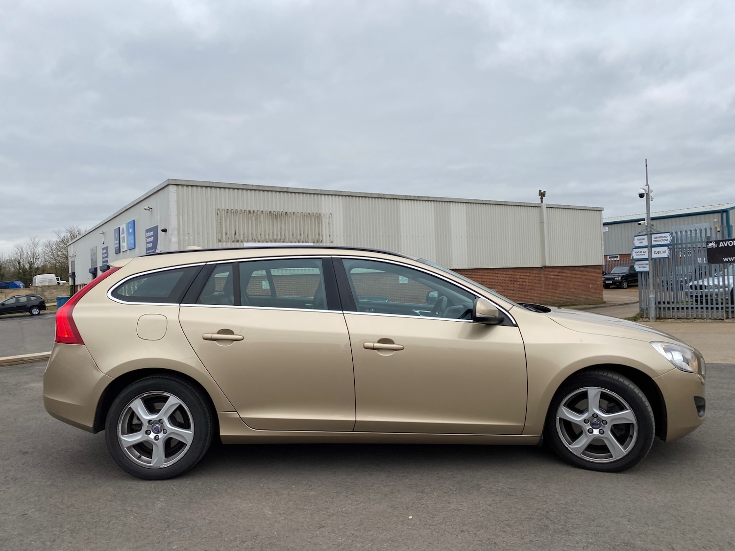 Used Volvo V60 2012 for sale - 78210046: Photo 2