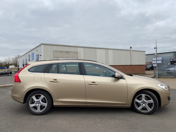 Used Volvo V60 2012 for sale - 74741179: Photo 2