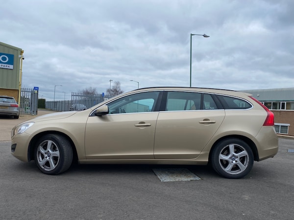 Used Volvo V60 2012 for sale - 74741179: Photo 6