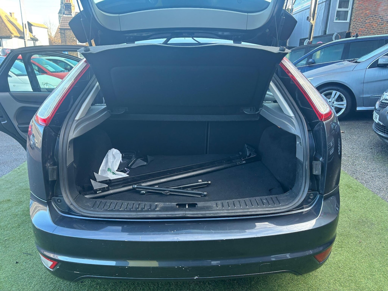 Used Ford Focus 2010 for sale - 76792431: Photo 11