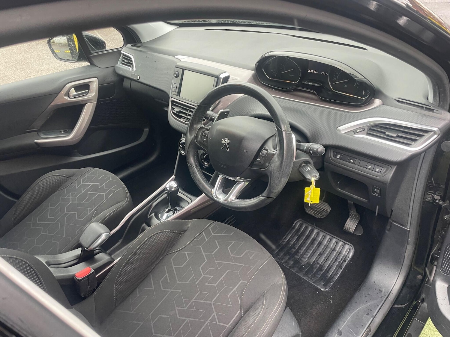 Used Peugeot 2008 2015 for sale - 76426321: Photo 13