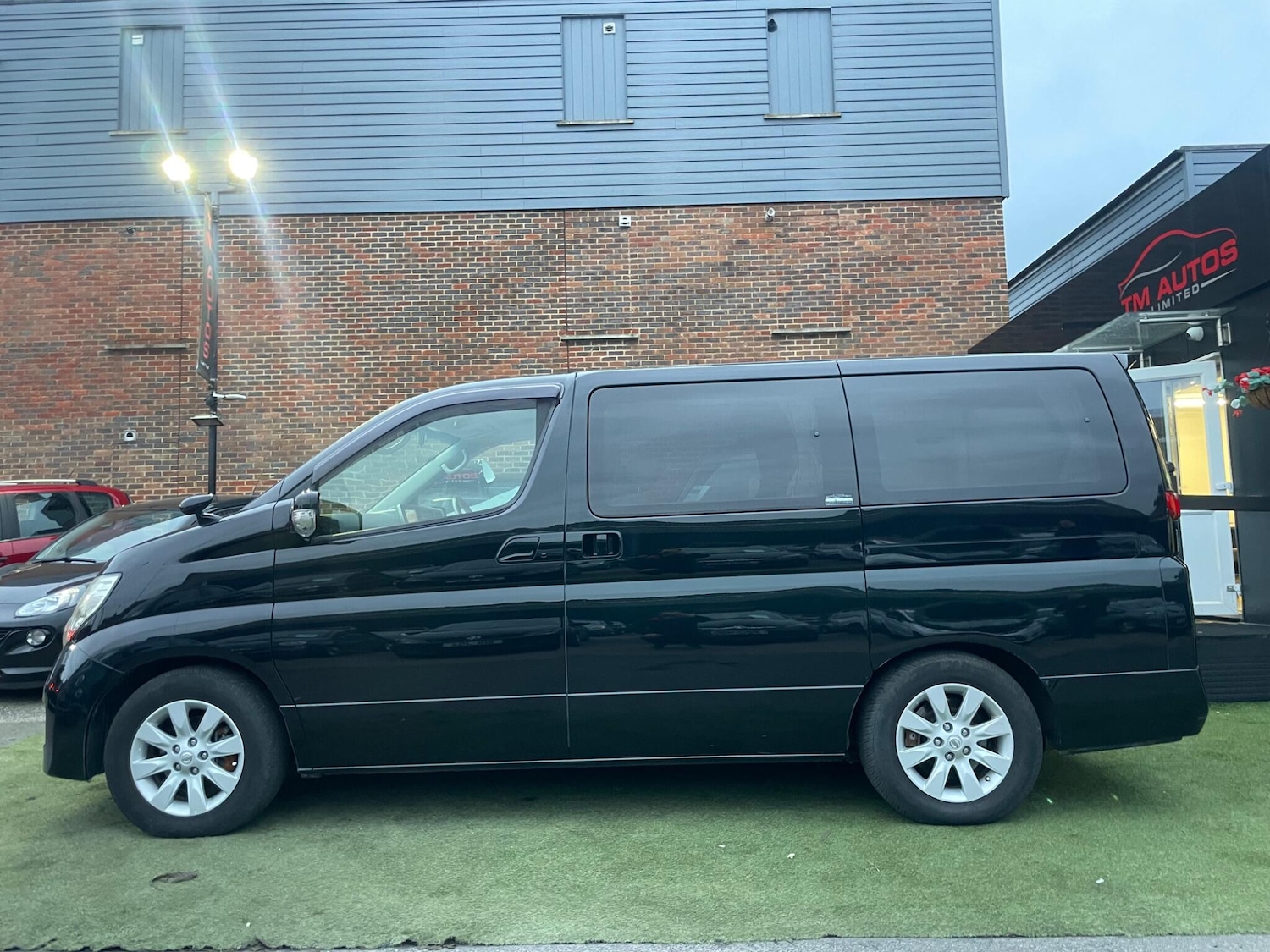 Used Nissan Elgrand for sale - 77660467: Photo 4