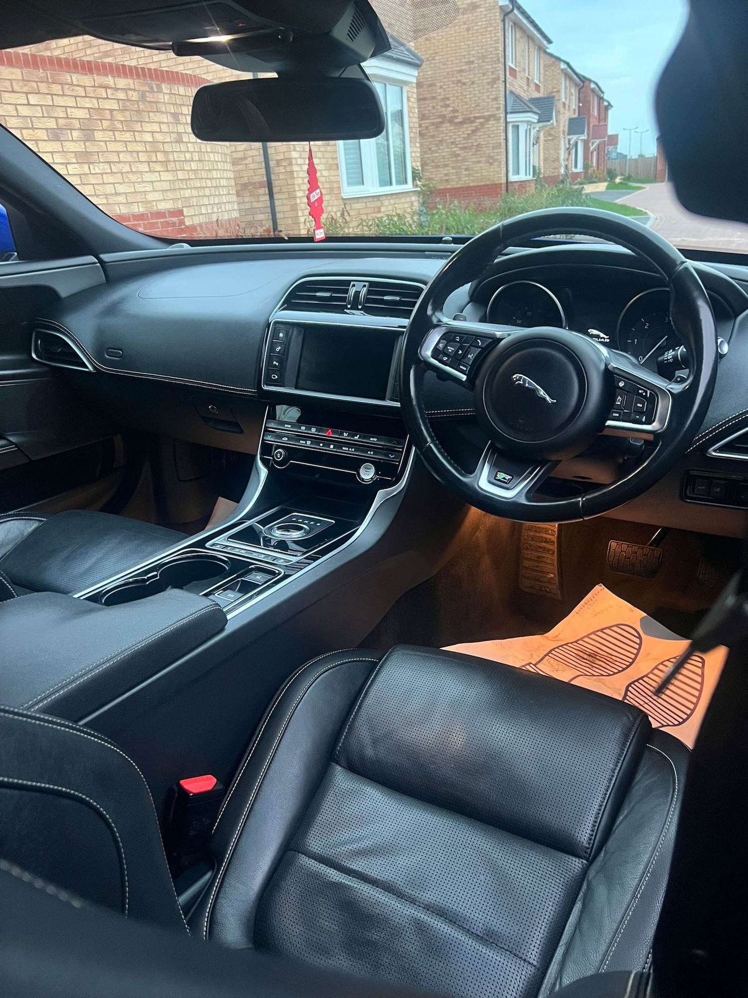 Used Jaguar XE 2017 for sale - 76334879: Photo 3